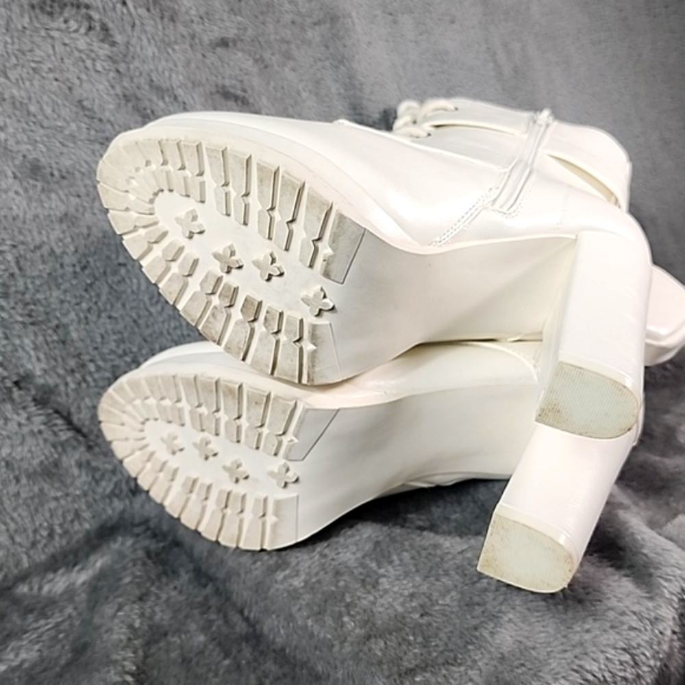 Women's White Boots, Lace up, lug soles with pouch. Shoe Dazzle. Size 7.5. - Picture 10 of 14
